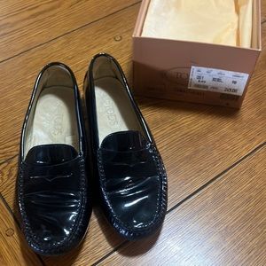 Tod’s size 9B, patent loafers.